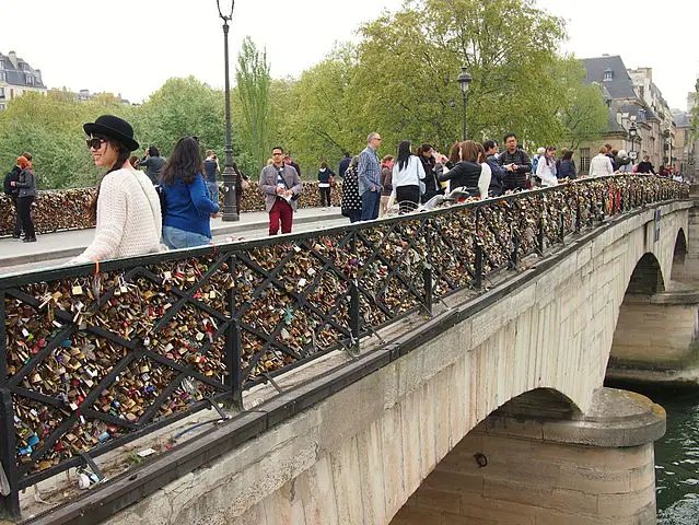 Love_padlocks_on_the_Pont_de_l'Archevêché_April_2014
