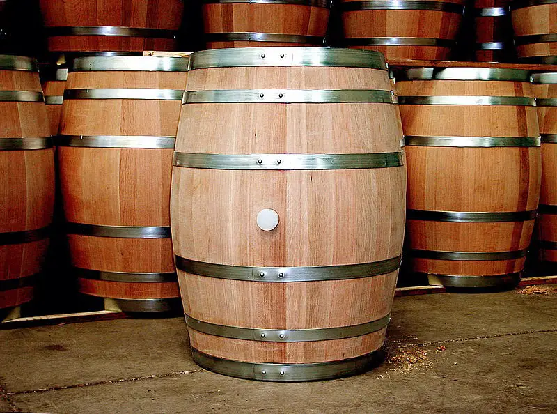 800px Oak wine barrel at toneleria nacional chile