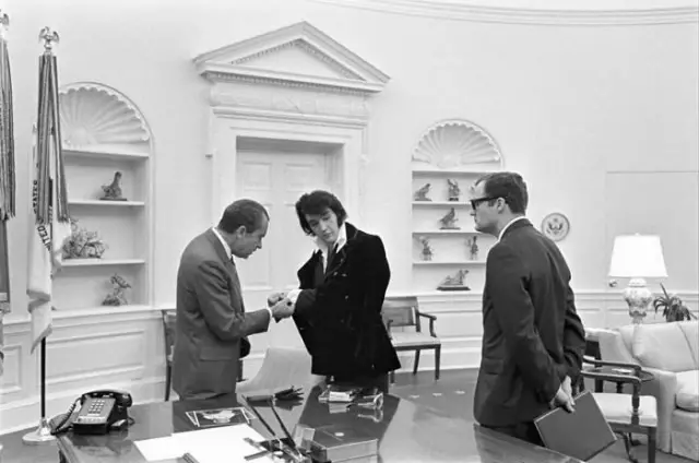 Nixon examining the cuff links of Elvis