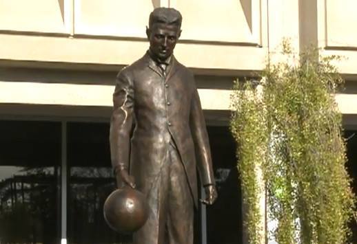 Statue of Nikola Tesla.